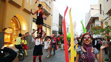 "Pasacalle realizado en calle Mercaderes con motivo del primer festival internacional de teatro Arequipa 2013"