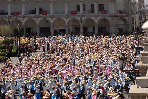 Multitud de danzarines, sumaron más de 2500 personas