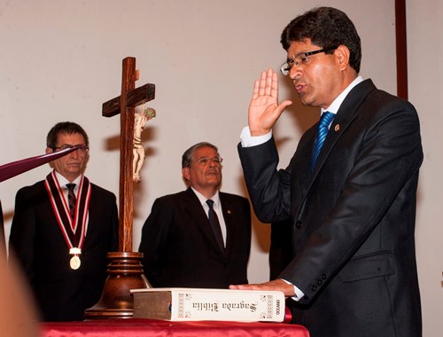 Este martes juramentó en el cargo el rector electo Rohel Sánchez