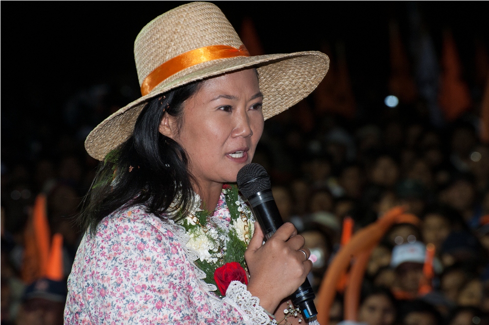 Keiko Fujimori la caravana de minivans que acompa la gira de la