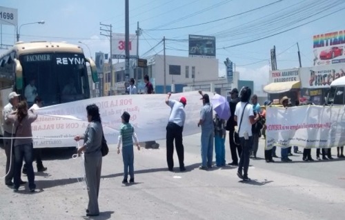 Minivans bloquean ingreso a Arequipa entre bombas lacrimógenas de la PNP