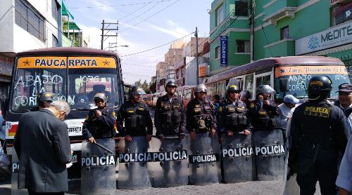 Transportistas generan caos vehicular en el centro de Arequipa