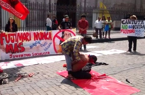 Escenifican matanza de la Cantuta como preámbulo a marcha contra Keiko Fujimori