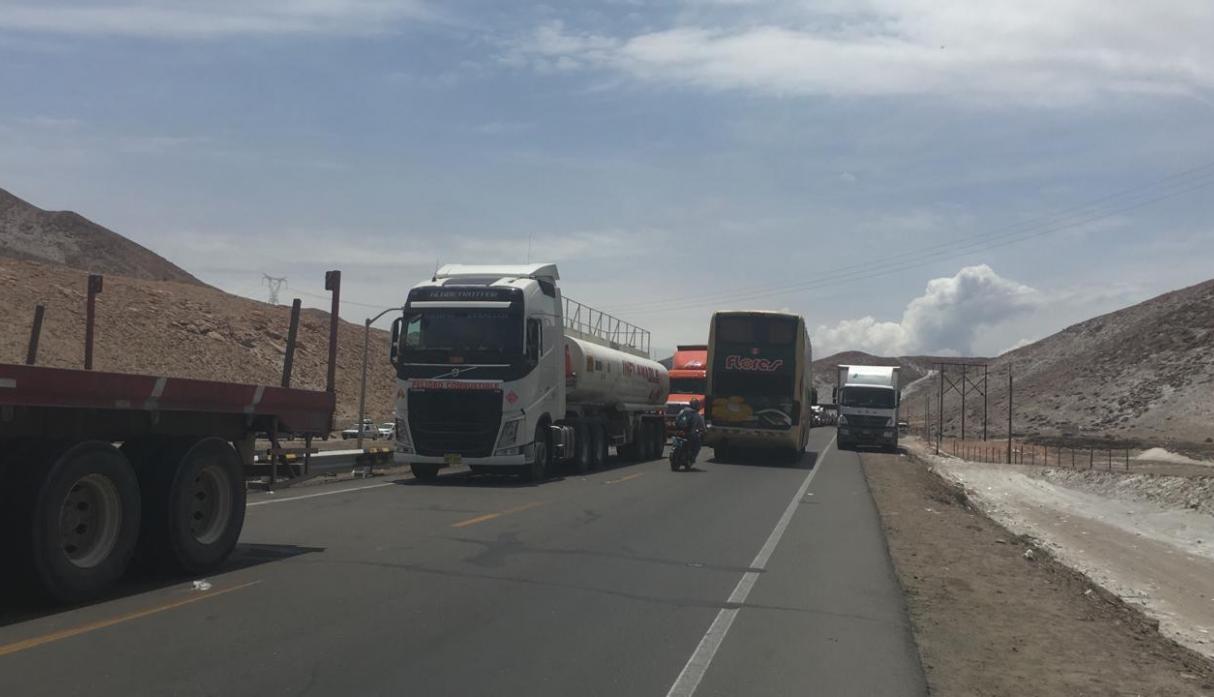 Bloqueo de la Panamericana Sur por camioneros continúa