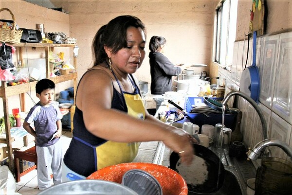 El arduo trabajo diario de 4 millones de amas de casa en el Perú