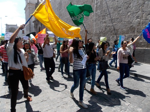 VIDEO. Colectivo “Hagamos lío” marchó por las calles del centro para defender al arzobispo de Arequipa