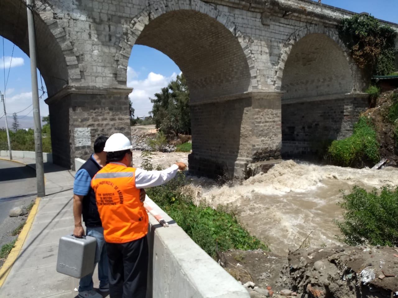 Autoridades decretan alerta roja por rebalse de represa Aguada Blanca