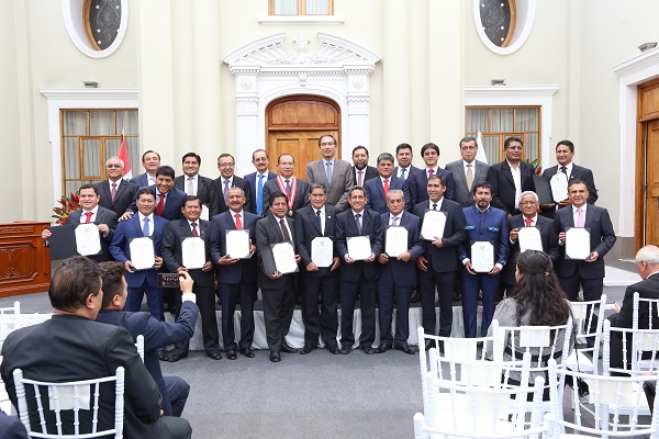 Elmer Cáceres LLica y 24 gobernadores regionales reciben credencial