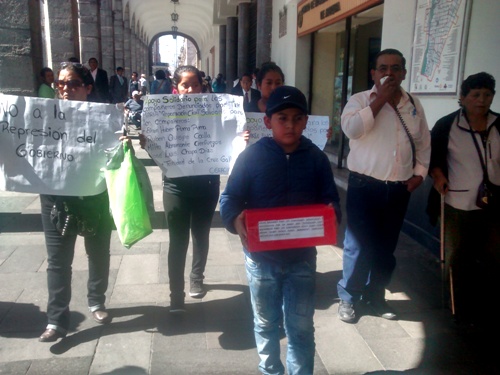 VIDEO. Familiares de dirigentes con orden de captura por Tía María protestaron en la Plaza de Armas