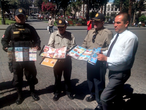 Sancionarán establecimientos que insistan en colocar “jaladores” en la Plaza de Armas