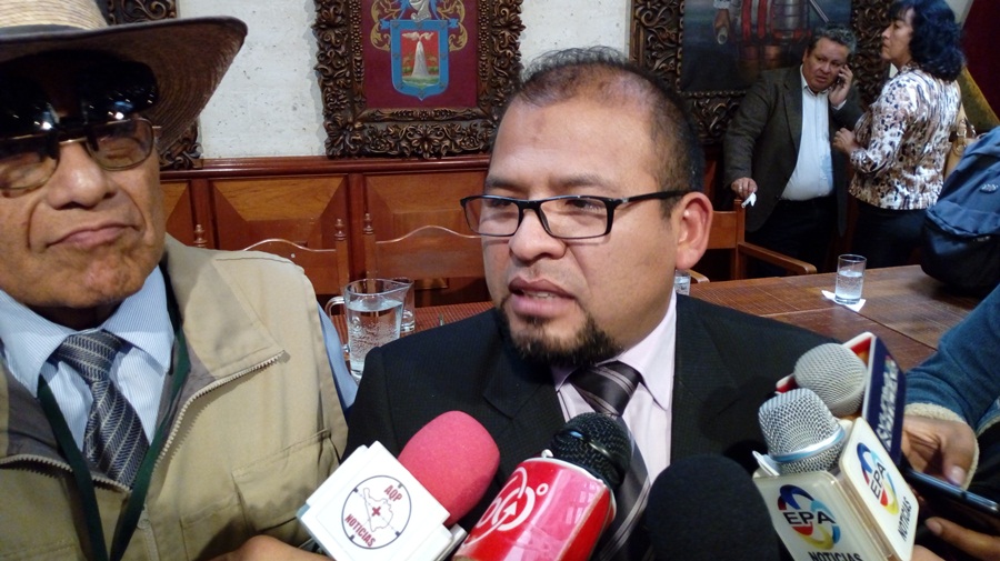 Omar Candia también juramentó en privado el cargo de alcalde provincial