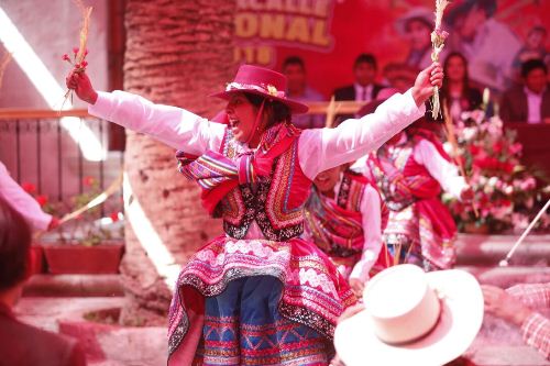 Dos mil danzantes de provincias en X Pasacalle Regional en homenaje a Arequipa