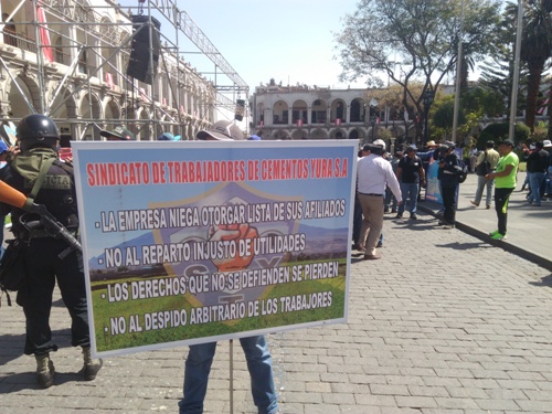 Sindicato de trabajadores protesta contra empresa Cemento Yura