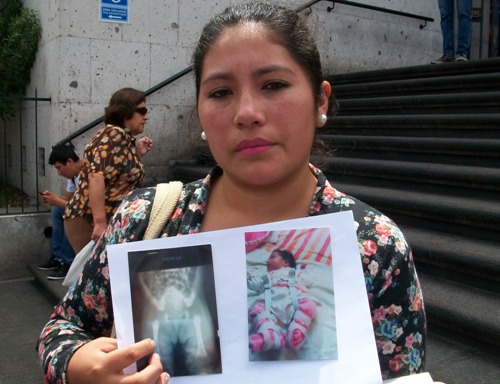 VIDEO. Madre denuncia fracturaron fémur a su hija en Honorio Delgado