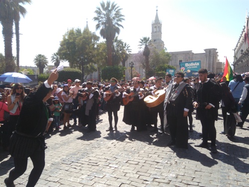 Tunas de varios países realizaron pasacalle en la ciudad de Arequipa