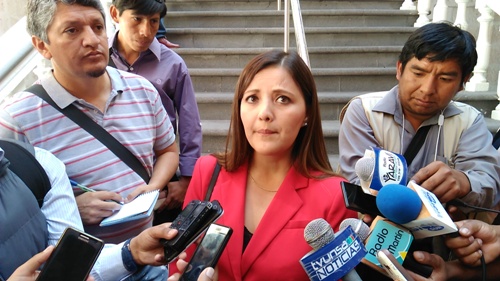 Yamila Osorio es trasladada desde La Unión a un hospital de Arequipa