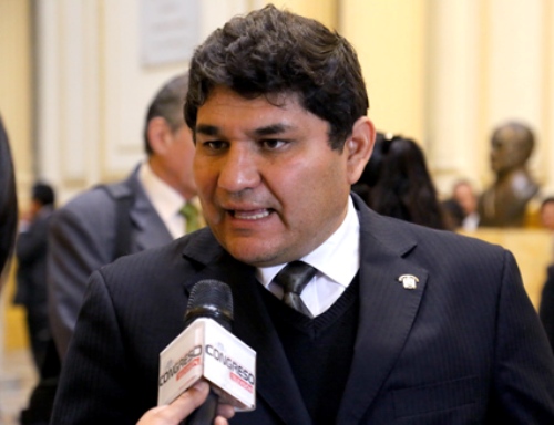 Congresista Horacio Zeballos exige a ministro de Educación responda por deuda social a docentes