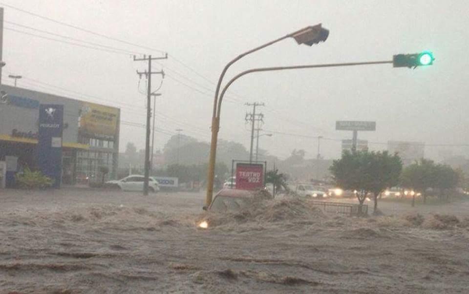 Aluvión destroza pistas y deja sin agua potable a Arequipa