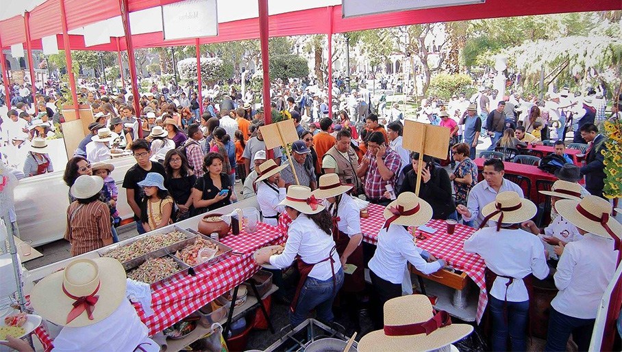 Así se realiza la VII Fiesta de la Chicha en la Plaza de Armas (VIDEO)