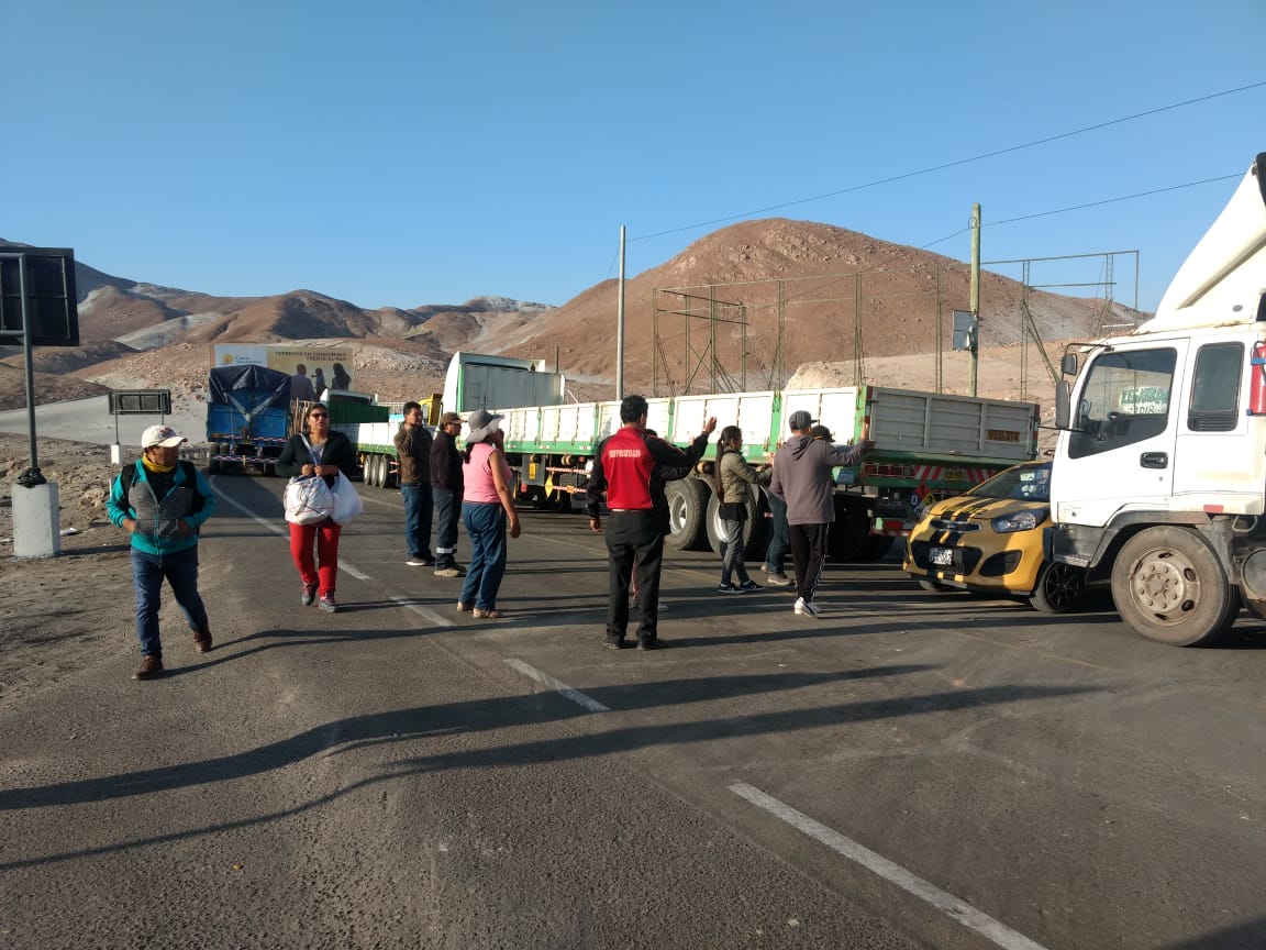 Trifulcas por bloqueo de camioneros que continúa en carretera Panamericana Sur