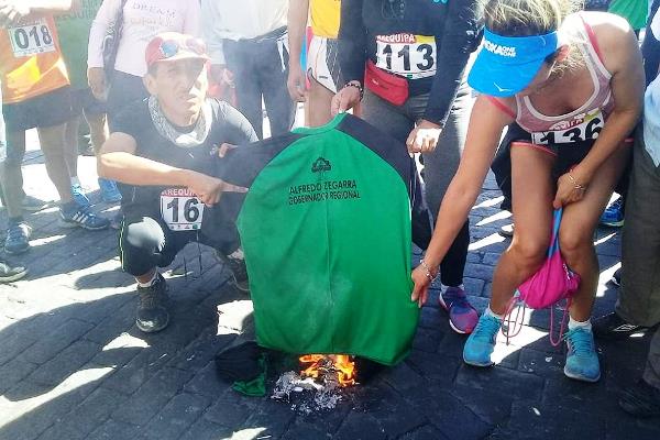 Elecciones 2018: Polos con nombre de Alfredo Zegarra fueron quemados por atletas