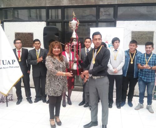 Premian a ganadores del campeonato de futbol entre universidades de Arequipa