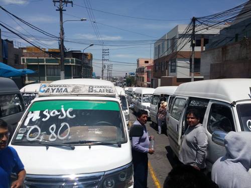 VIDEO. Combis del Cayma bloquean calles y piden autorización provisional