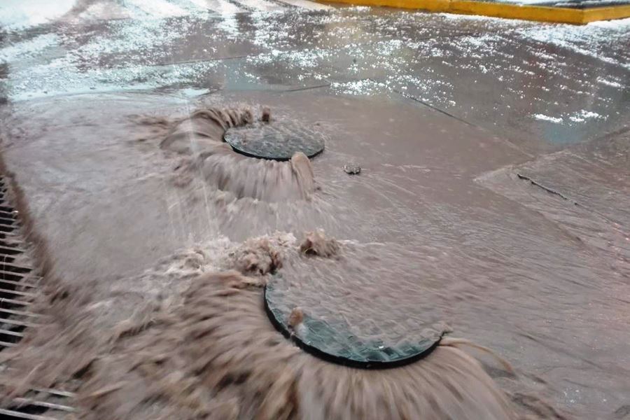 Por lluvias colapsaron más de 60 buzones de desagüe en la ciudad de Arequipa