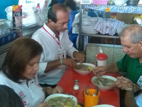 Lourdes Flores tomó desayuno en mercado San Camilo, por campaña electoral