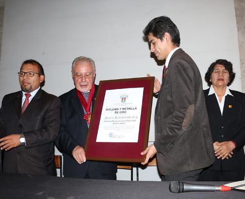 Condecoran a fundador de clínicas Espíritu Santo en Arequipa