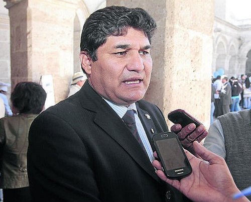 Congresista Horacio Zeballos pide prohibir uso de leche en polvo reconstituida