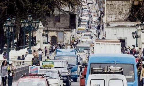 Taxistas buscarán a autoridades para encontrar soluciones al caótico tráfico vehicular