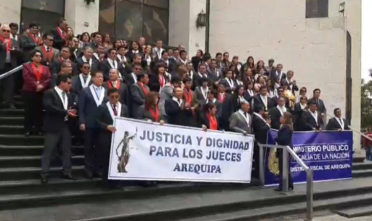 Huelga blanca de jueces y fiscales es criticada por ciudadanos y litigantes