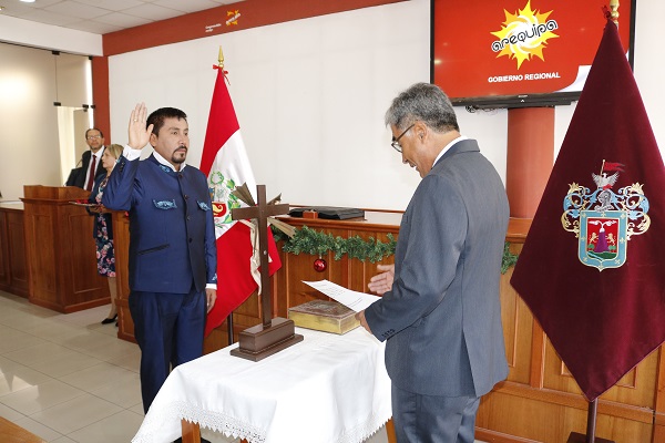 Elmer Cáceres Llica juramentó como gobernador regional en acto privado