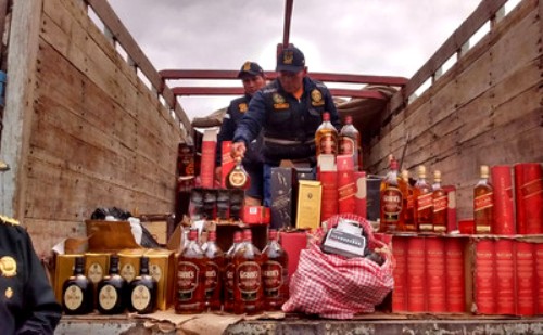 Policía incauta 2 mil 572 botellas de licores finos de contrabando en cochera