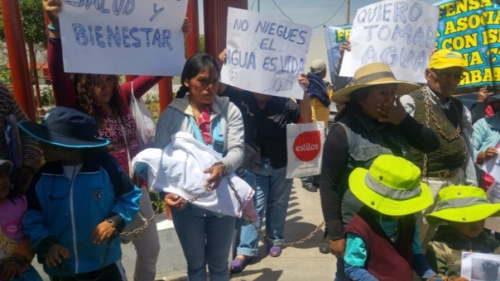 Por falta de agua madres e hijos se encadenan frente al Gobierno Regional