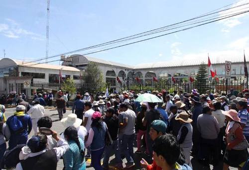 Vecinos de Paucarpata protestan contra alza de pasaje urbano