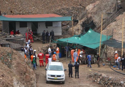 Rescatan otro cuerpo de minero enterrado en el socavón de Acarí