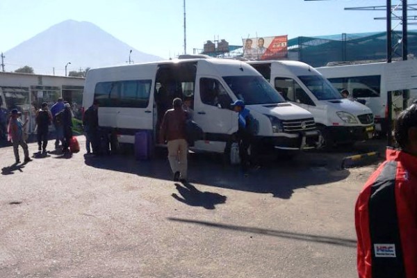 Transportistas enfrentan a Cáceres Llica por permitir circulación de minivans