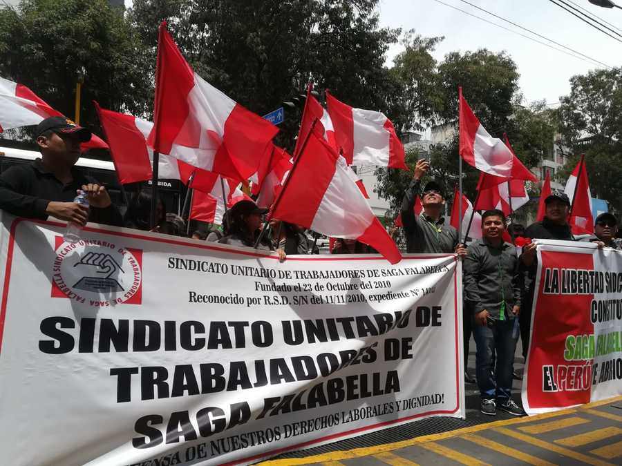 Protestan contra Saga Falabella por condiciones laborales (VIDEO)