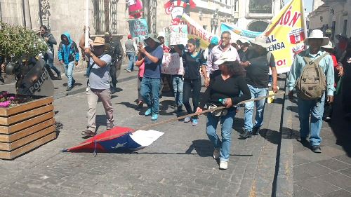 Queman bandera chilena en protesta contra la corrupción