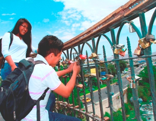 Municipalidad Provincial dispone retirar “candados del amor” del puente de Fierro