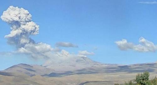 Volcán Sabancaya presenta ligero incremento en su actividad eruptiva