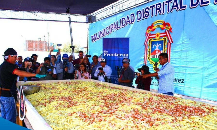 Arequipa: 40 chefs prepararon la salchipapa que batió récord