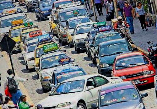 Taxistas pendientes de publicación de decreto que permite continúen circulando