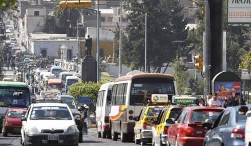 Suspenden huelga de transportistas por renuncia de ministro de Economía