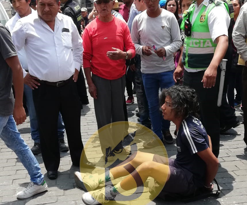 Venezolano acuchilla a su compatriota en plena Plaza de Armas (Video)