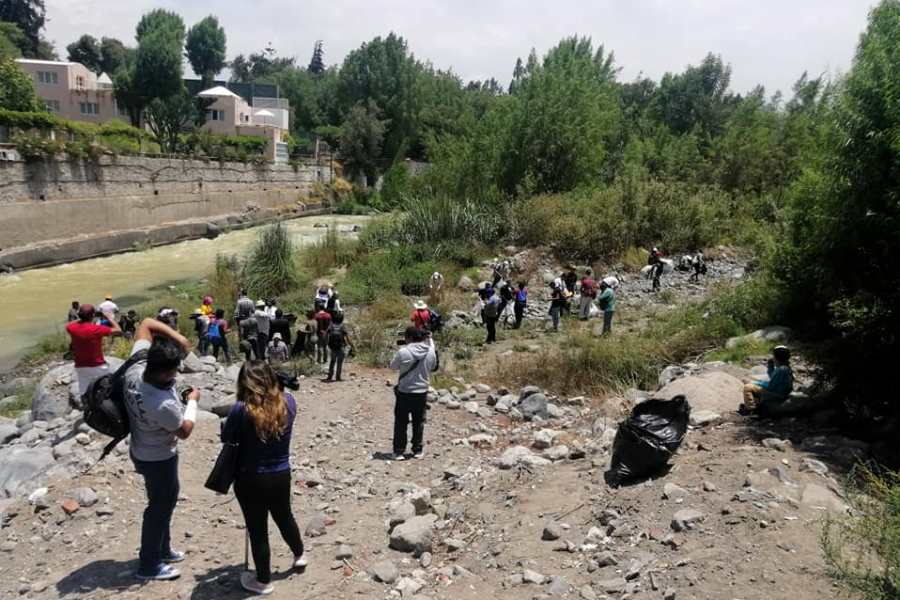 Arequipa: Venezolanos limpian riberas del río Chili en agradecimiento