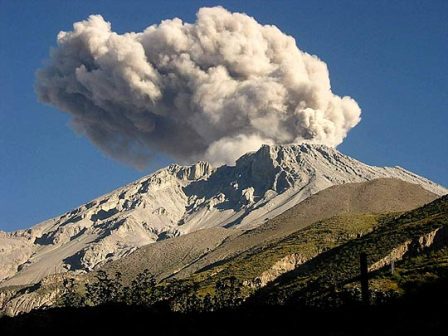 Informan a poblaciones afectadas sobre proceso eruptivo del Sabancaya
