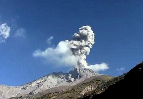 Volcán Sabancaya produce dos intensas explosiones y lanza columna de cenizas